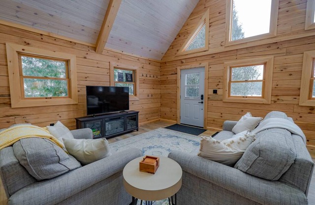 Log Cabin Riverbend Retreat- Waterfront-Family Fun