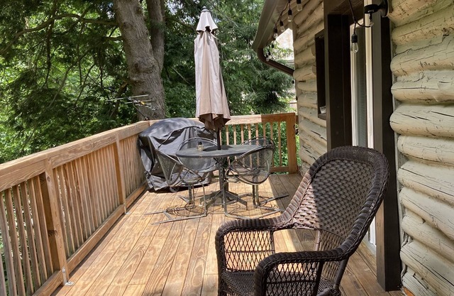 Log cabin , riverfront,Hot Tub, mins to Chimney Rck /Lake Lure , Fishing