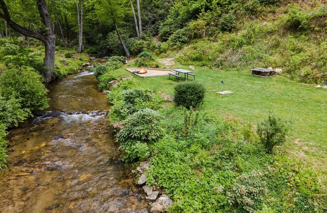 Log Cabin Streamside with fire-pit 5 mins to the HUB