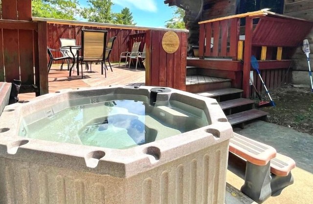 Log Cabin with Brand-new Hot Tub! W/Pool Table - Near Downtown Cape and Casino