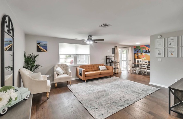 Logan's Hideway & Grill, 15 Minutes from Airport