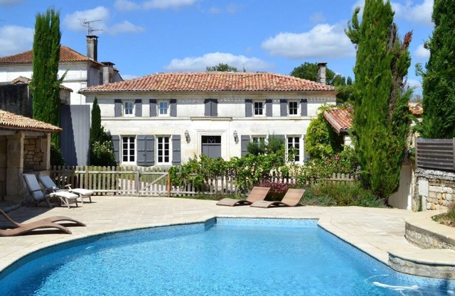 Logis de Graves 4*, large family home
