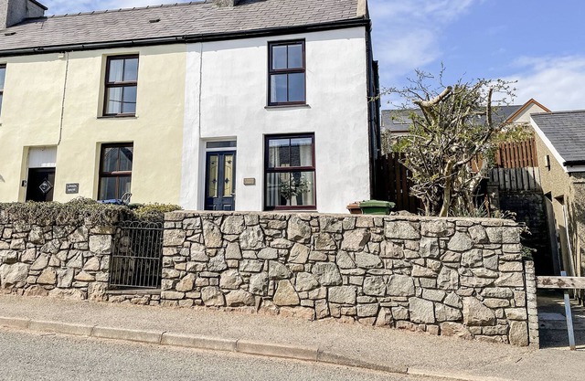 LONDON BACH, pet friendly, with open fire in Llithfaen
