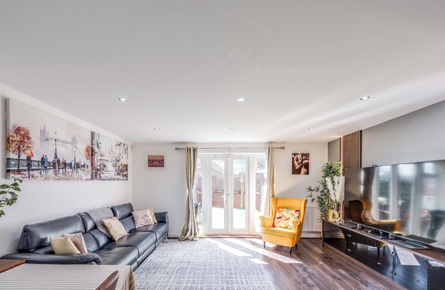 London Suburb Home, Sleeps 7 - Great Connections