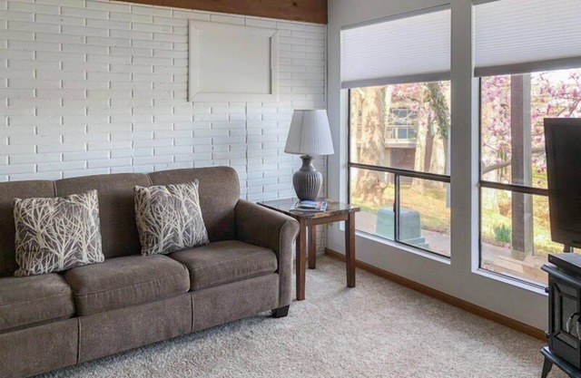 Lone Oak Point 03 - A Vintage Lake Vacation!