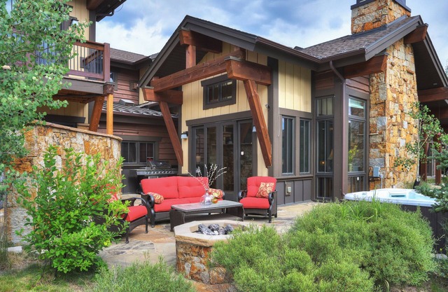 Lone Star Lodge: High End Property-On the River-Hot Tub & Private Ski Shuttle.