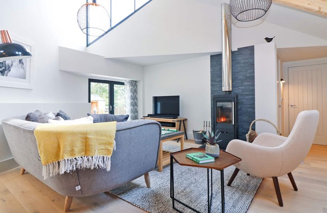 LONG HOUSE, BOSKENSOE BARNS, pet friendly in Mawnan Smith