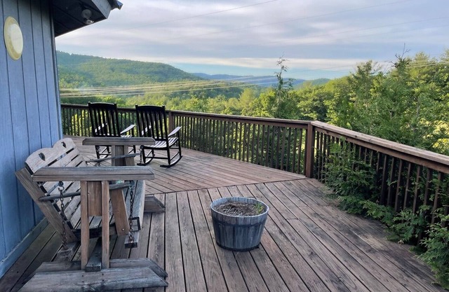 Long Range Views, Easy Access, WIFI, Pet Friendly, Gas Log Fireplace, Deck