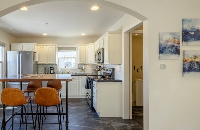 *Long stays Welcome* + Close to Downtown + Utopia Home