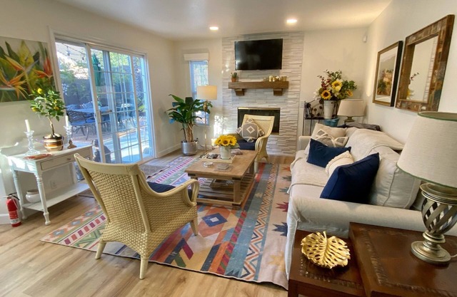 Longer stays with pup!Casual elegance & comfort close to downtown and wineries.
