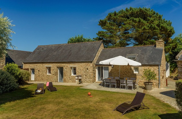 Longère (traditional long house) with covered and heated swimming pool in the Domaine des Abers*.