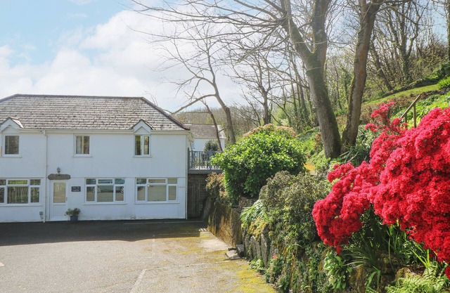 LONGSHIPS, country holiday cottage, with a garden in Porthcurno