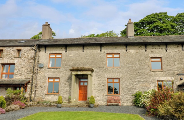 LONGWELL HOUSE, character holiday cottage in Selside Near Kendal
