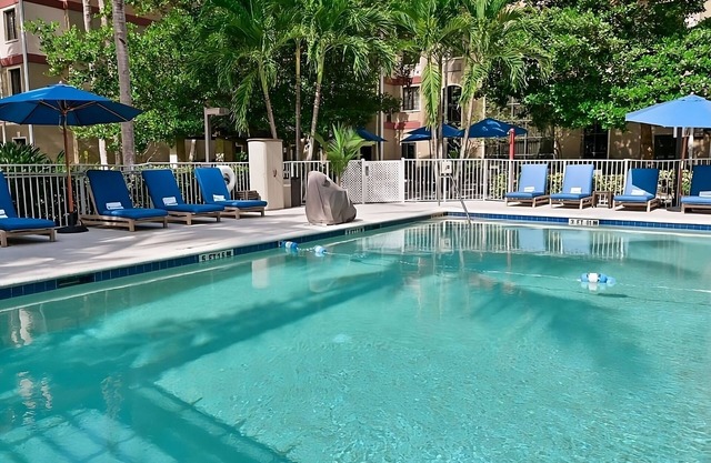 Look No Further! 3 Spacious Suites w/Full Kitchen, Outdoor Pool, Free Breakfast