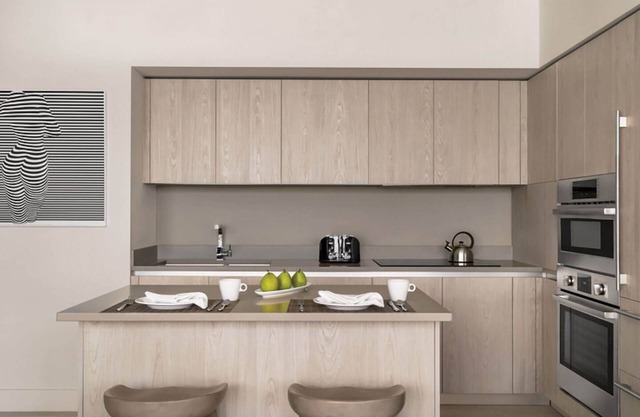 Look No Further! 4 Relaxing Units, Pool View, Walk to Hollywood Beach