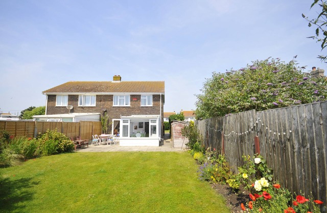 Looney Dunes, Camber - 1 min to sand dunes, 2 sunny gardens, 3 bedrooms