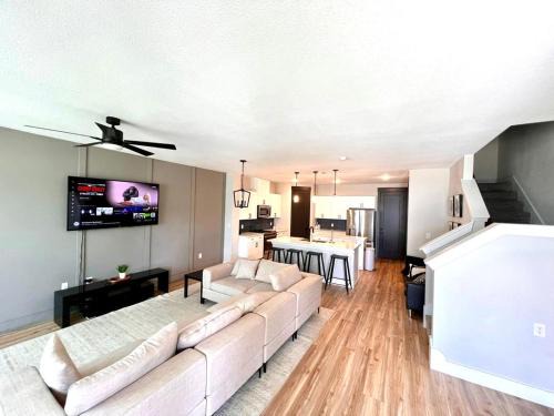 Loop, New Luxurious Large 3BR House, Sleeps 9 with Free Parking