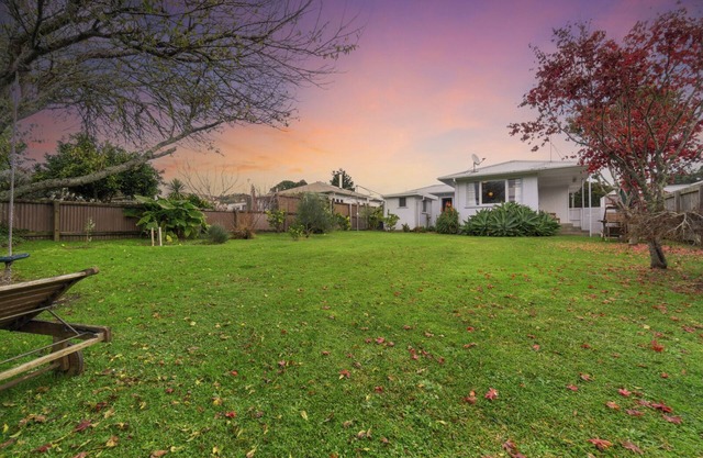 Lorenzen Bay Bungalow - Raglan Holiday Home