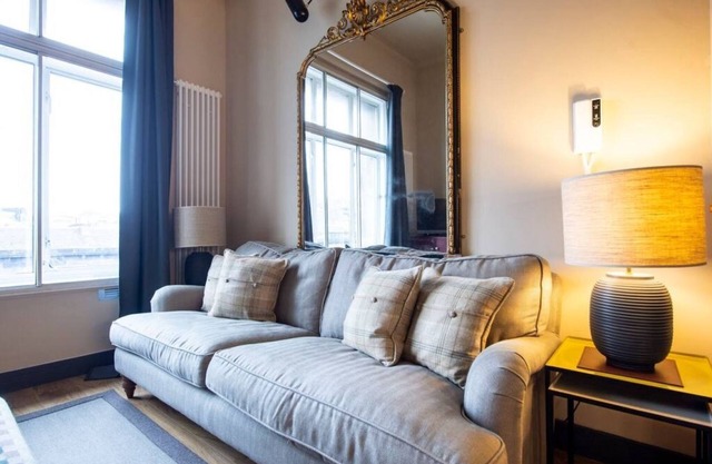 Lothian Road Apt with Castle View & Elevator