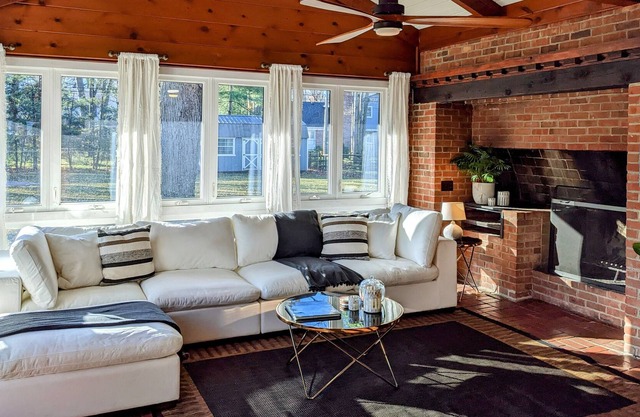 Lots of space (3200 sq ft), huge park like setting, and Amazing Location!!!!