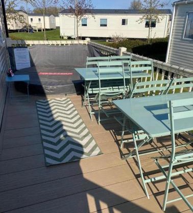 LottieLou’s Hot Tub breaks at Tattershall Lakes