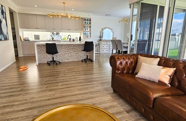 `Lotus` Spacious 4BR Home in Mango Hill | Sleeps 8