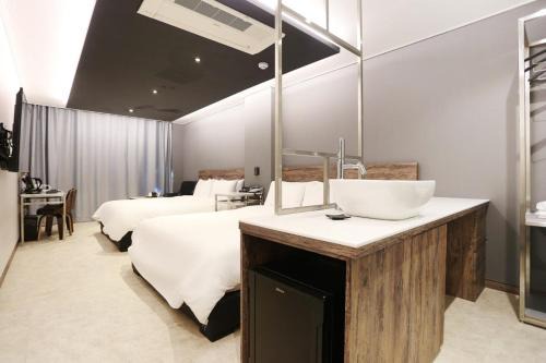 Louis Hotel