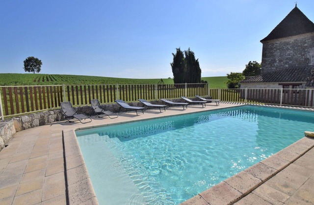 Lovely apartment in villa for 4 people with pool, TV, terrace and parking