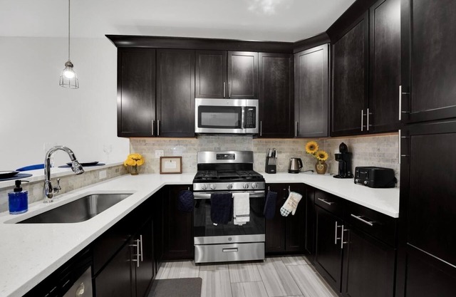 Love Lounge Condo with King bed & Balcony