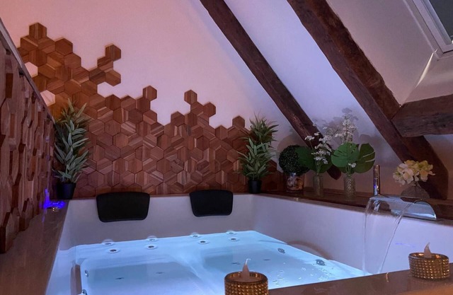Love Room downtown with Jacuzzi