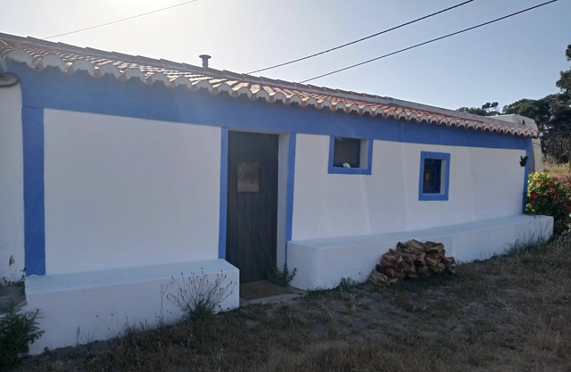 Lovely 1-Bed House in tradicional house arrifana