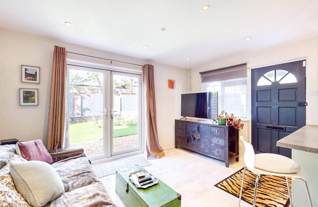 Lovely 1-Bed House with Private Garden