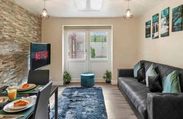 Lovely 1 bedroom unit with free parking