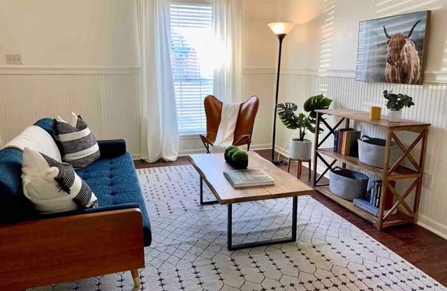 Lovely 1 bedroom condo with patio minutes from LSU