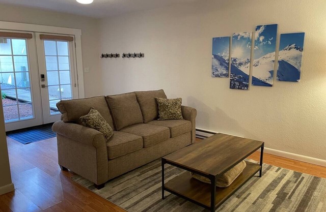 Lovely 1-Bedroom Condo 10-minutes to Vail & BC!