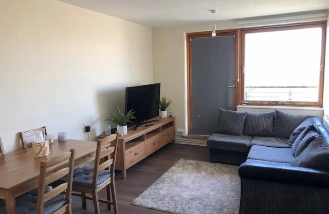 Lovely 1 BR serviced apartment w/patio sleeps 3+ | Pass The Keys