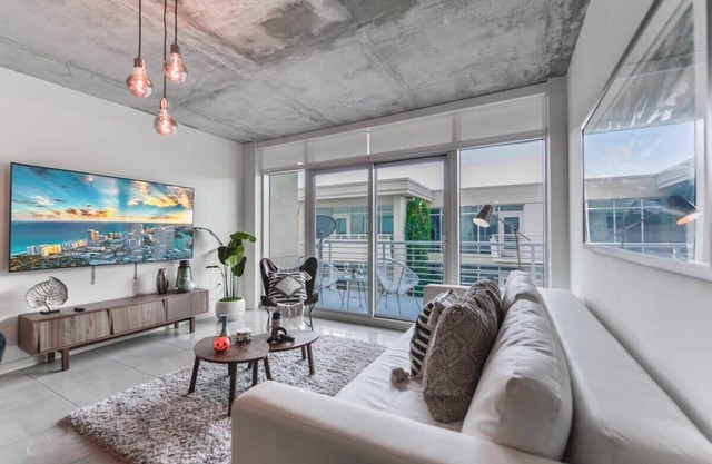 Lovely 2/2 Condo At Midtown Miami with pool