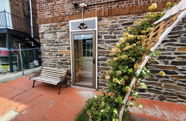 Lovely 2 bedroom apartment in a private house with beautiful garden