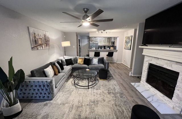 Lovely 2-Bedroom Condo w/garage, pool & tennis court