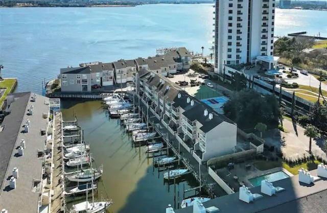 Lovely 2 Bedroom condo with marina view and pool