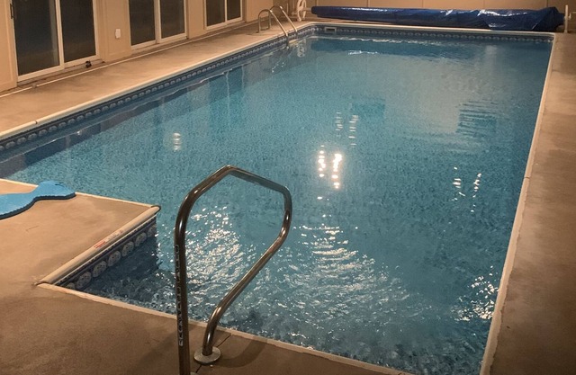 Lovely 2 Bedroom, Indoor Pool, Walk to Beach