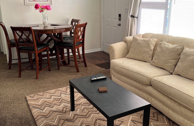 Lovely 2-BR Apt Fully Furnished! Master long Suite