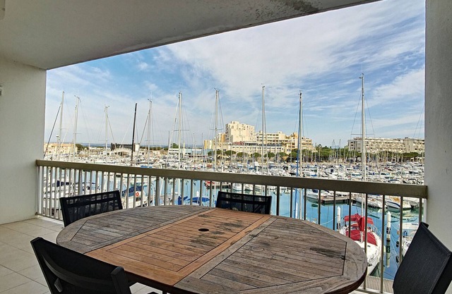 Lovely 2BR in Carnon with pool, parking, air con & WiFi