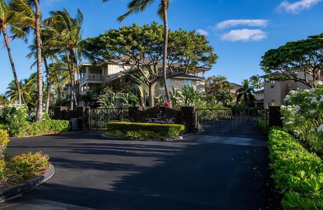 Lovely 2nd Floor Unit On Golf Course, Easy walk to Beach, Restaurants, Shopping