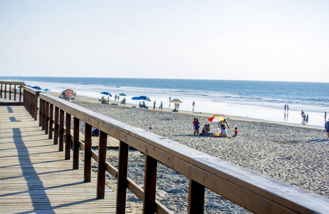 Lovely 3 Bedroom House w/Car Garage on the Beach