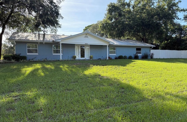 Lovely 3-Master bedroom house in Eustis with plenty of parking and a pizza oven.