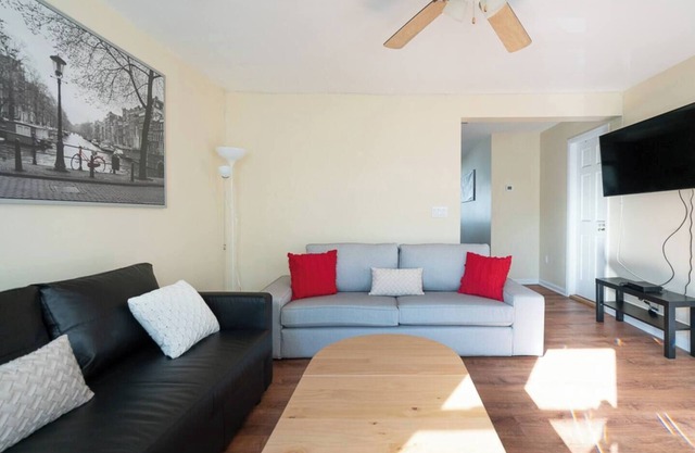 Lovely 3BR Home with parking-Walk to WP Gate!