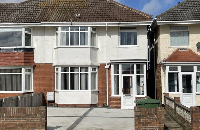 Lovely 4 bedroom semi, suitable for families can sleep up to 6 - 250m from beac