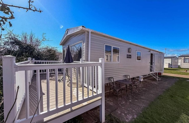 Lovely 6 berth caravan close to the beach in Suffolk ref 68030BS