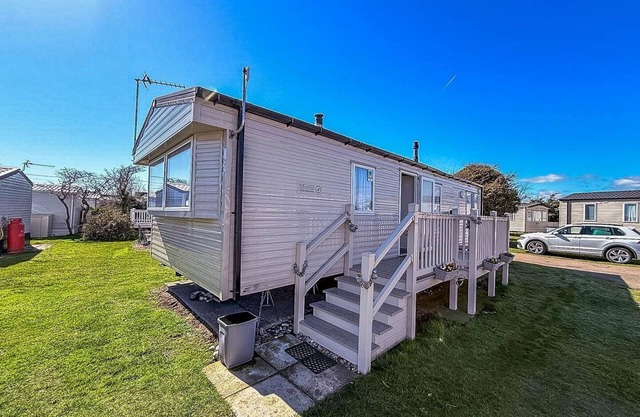 Lovely 6 berth caravan with side decking on Pakefield Holiday Park ref 68032B